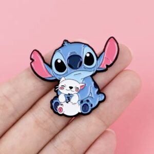 Stitch abrazando gato