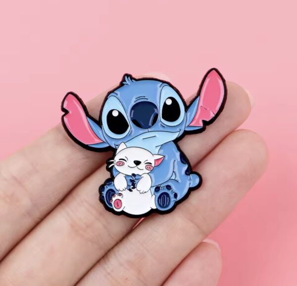 Stitch abrazando gato