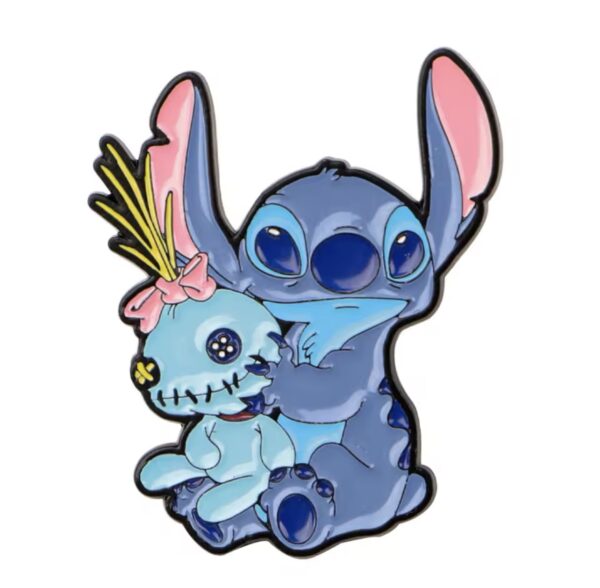 Stitch abrazando muñeca